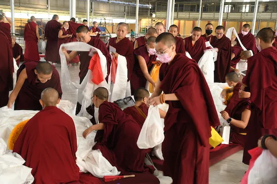 katak, lenço tibetano, lenço cerimonial branco, lenço tradicional tibetano
As monjas budistas tibetanas oferecem kataks às monjas que acabaram de se graduar com os seus graus Geshema, um grau aproximadamente equivalente a um doutoramento. Oferecer um katak é um sinal de respeito. Foto das monjas do Dolma Ling Media